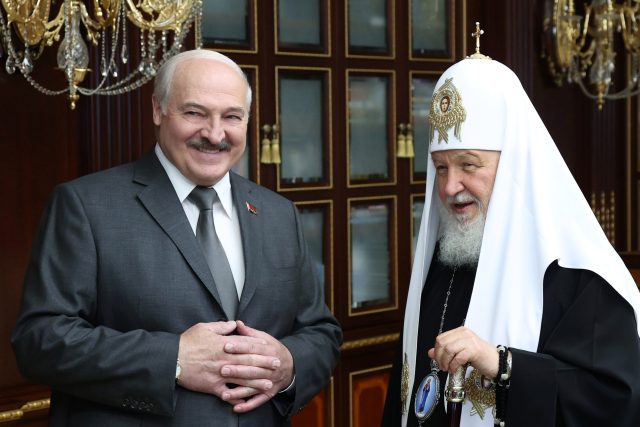 Běloruský prezident Alexandr Lukašenko a ruský patriarcha Kirill | foto: Profimedia