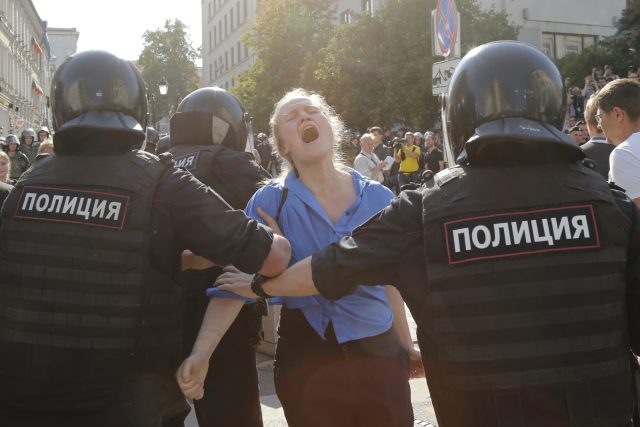 Během demonstrace v Moskvě zadržela policie stovky osob | foto: Alexander Zemlianichenko,  ČTK/AP