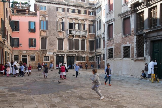 Děti na náměstí v Benátkách | foto: Fotobanka Profimedia