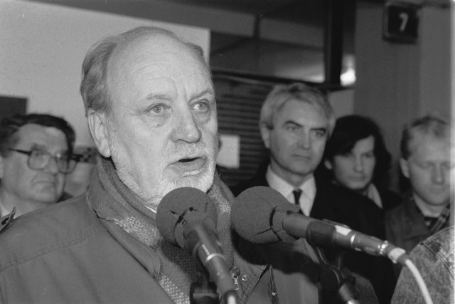 Radim Palouš promlouvá k účastníkům demonstrace na podporu prezidenta republiky Václava Havla  (19. listopadu 1991) | foto: ČTK