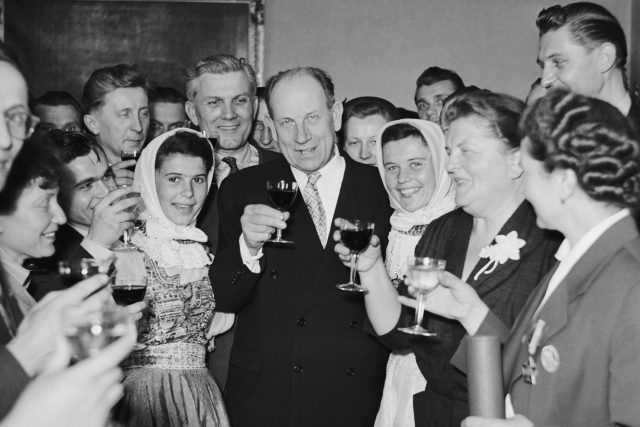 Prezident Antonín Zápotocký a jeho manželka Marie Zápotocká  (druhá zprava) na Pražském hradě s vyznamenanými Řádem práce a Řádem republiky v roce 1955 | foto: Fotobanka Profimedia