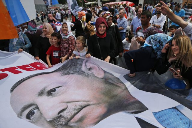 Před prvním kolem prezidentských a parlamentních voleb převládá v zemi pocit,  že vítězství Erdogana a výhra jeho strany nejsou zcela jisté | foto: Lefteris Pitarakis,  ČTK/AP
