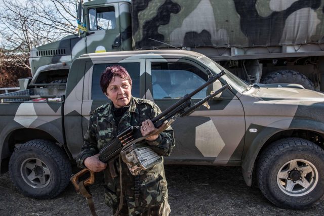 Donbas,  Ukrajina  (A female fighter with the Donbas Battalion unloads weapons from a truck in eastern Ukraine) | foto: Fotobanka Profimedia