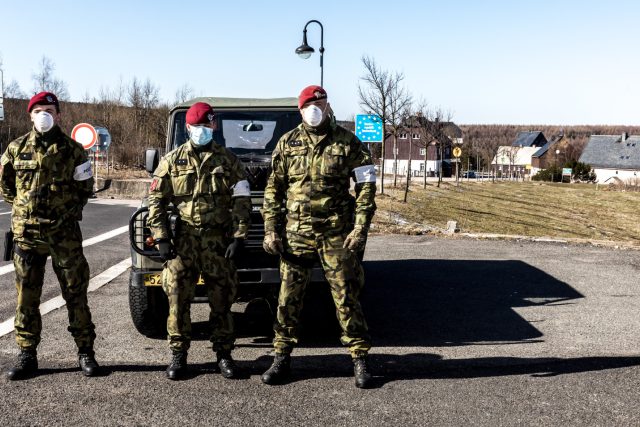 Armáda a policie střeží česko-německý hraniční přechod Cínovec-Zinnwald na Teplicku | foto: Vojtěch Hájek,  ČTK