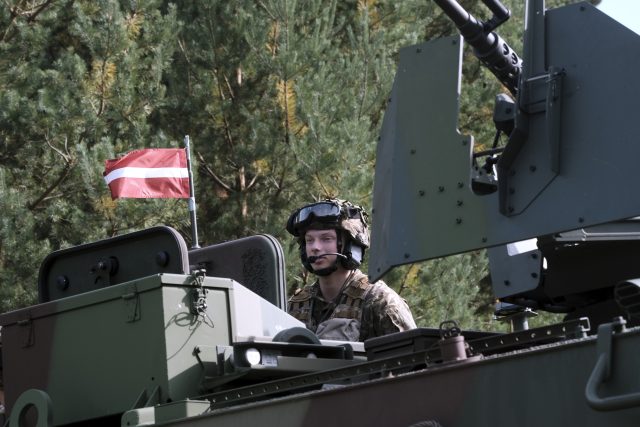 Lotyšský voják na cvičení u lotyšsko-běloruských hranic | foto: Valda Kalnina,  Profimedia / EPA