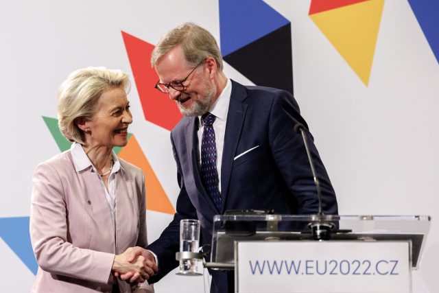 Předsedkyně Evropské komise Ursula von der Leyenová a český premiér Petr Fiala v Litomyšli | foto: Petr Topič,  MAFRA / Profimedia