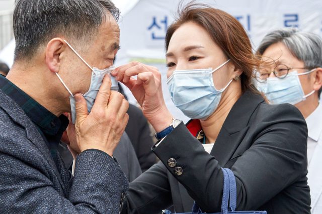 Jihokorejská ministryně zdravotnictví Park Neung-hoo během návštěvy lékařského centra Boramae v Soulu. Jižní Korea dosud hlásí čtyři nakažené koronavirem | foto: Fotobanka Profimedia,  Profimedia