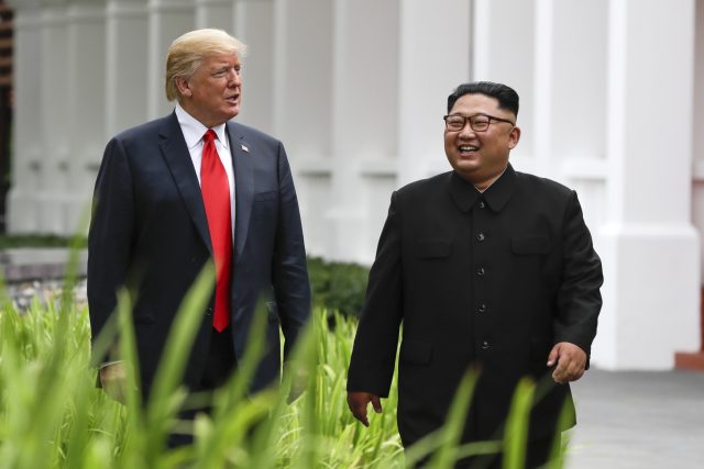 Zatímco tak premiéra Trudeaua označil Trump za nečestného a slabého,  diktátora Kima charakterizoval jako někoho,  komu Amerika může věřit,  upozorňuje komentátor.  | foto: Evan Vucci,  ČTK/AP