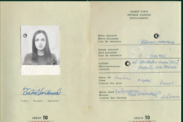 Táňa v roce 1968 potřebovala k cestování nejen pas,  ale také notářsky ověřené pozvání k cestě,  souhlas od zaměstnavatelů a školy,  devizový příslib… | foto: brainz,  Český rozhlas
