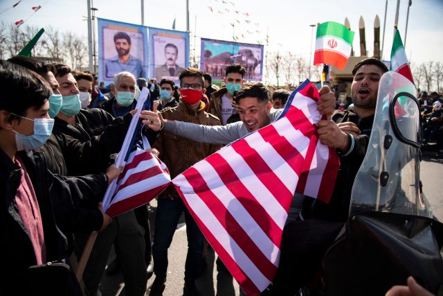 Írán vs. USA  (Iranian youth tear the U.S. flag during a rally to commemorate the 42nd Victory anniversary of the Islamic Revolution) | foto: Fotobanka Profimedia