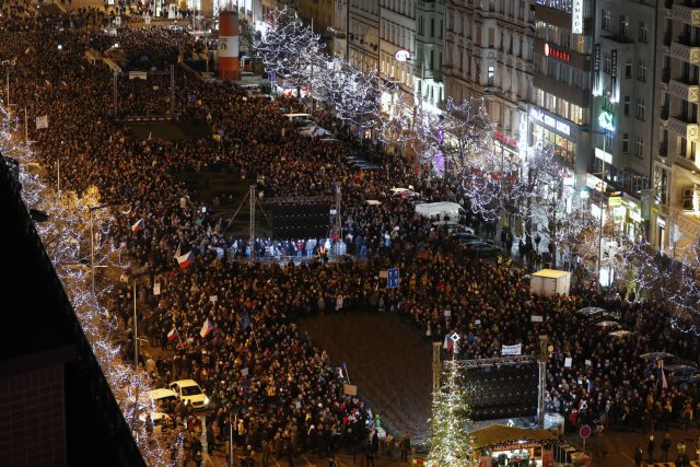 Demonstrace za odstoupení premiéra Andreje Babiše na pražském Václavském náměstí | foto: Petr David Josek,  ČTK/AP
