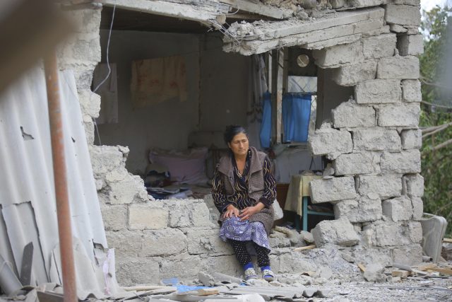 Žena sedí v troskách svého domu v ázerbajdžánském městě Terter | foto:  Aziz Karimov,  ČTK/AP