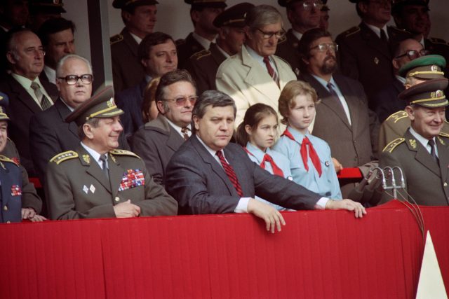 Miroslav Štěpán  (v popředí uprostřed) během vojenské přehlídky,  28. října 1989 | foto: Fotobanka Profimedia