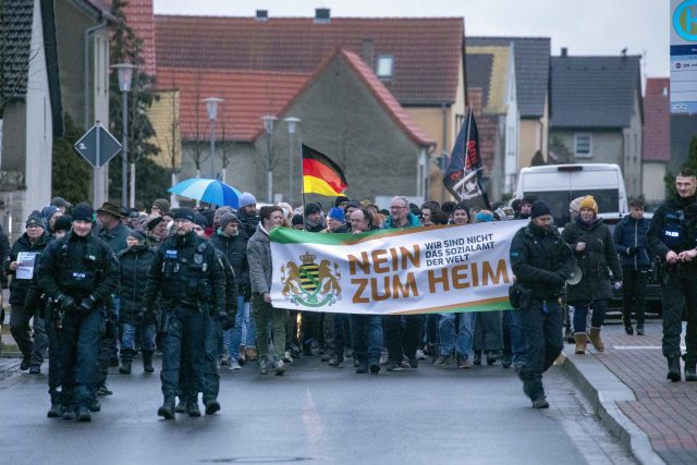 Demonstrace proti plánovanému ubytování migrantů v severosaské obci Strelln nedaleko Lipska | foto: Fotobanka Profimedia