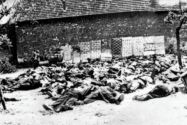 V noci z 9. na 10. června 1942 byly Lidice obklíčeny,  všichni dospělí muži soustředěni v Horákově statku a ženy s dětmi v budově školy,  odkud byly převezeny do Kladna. V časných ranních hodinách zahájili Němci vraždění 173 lidických mužů | foto: Archiv Eduarda Stehlíka