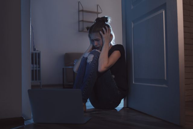 Vyděšená dívka před počítačem  (ilustrační foto) | foto: Profimedia