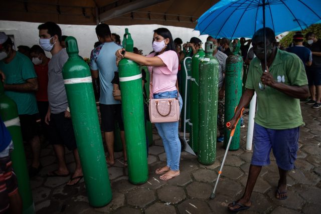 Příbuzní nemocných na covid-19 čekají v brazilském městě Manaus na doplnění kyslíkových lahví | foto: Fotobanka Profimedia