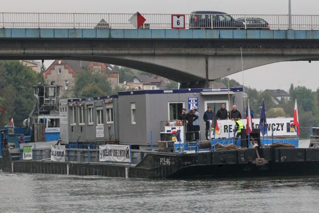 Loď,  která připlouvá do přístavu v polském městě Krapkowice,  propaguje stavbu vodního kanálu Odra-Dunaj-Labe | foto: Alexandr Satinský,  MAFRA / Profimedia
