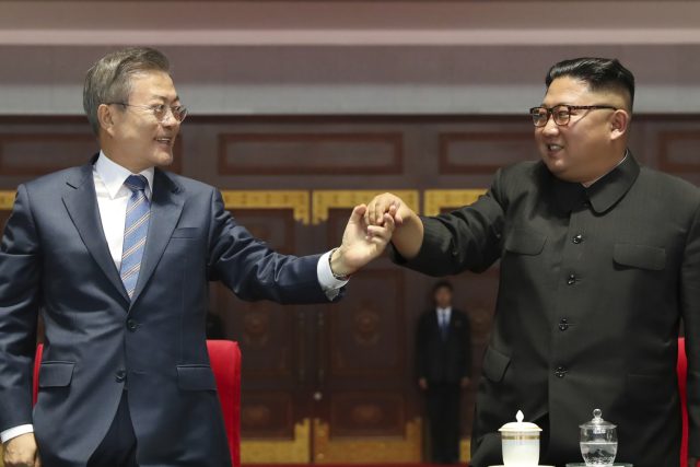 „Po poslední setkání Mun Če-ina s Kim Čong-unem se zdá,  že Soul hodlá severního souseda zasypat cukrem. A zároveň odstranit jakýkoliv náznak biče, “ soudí Wall Street Journal | foto: ČTK/AP