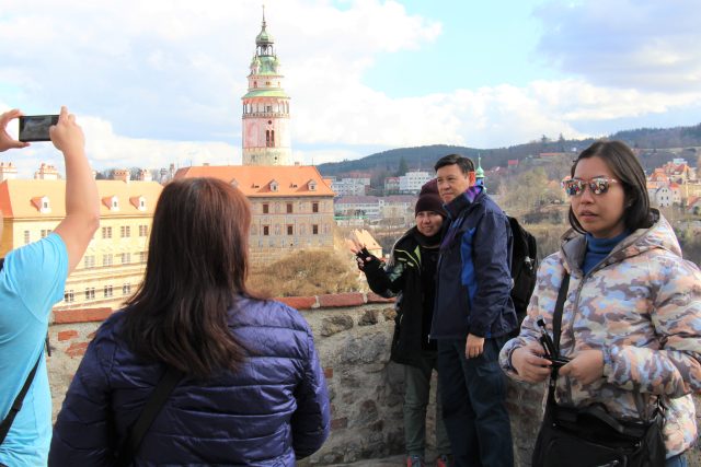 Český Krumlov,  turisté,  fotografování,  mobil,  Asiaté,  turistika,  cizinci,  zámek,  ilustrační foto | foto: Andrea Poláková,  Český rozhlas,  Český rozhlas