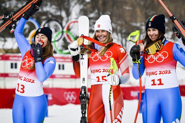 Z medailí v olympijském sjezdu se radují  (zleva) Italka Soffia Goggiaová  (stříbro),  Švýcarka Corinne Suterová  (zlato) a Italka Nadia Delagová  (bronz) | foto: Profimedia
