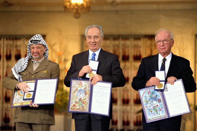 Zleva palestinský předák Jásir Arafat,  izraelský ministr zahraničí Šimon Peres a izraelský premiér Jicchak Rabin při přebírání Nobelovy ceny míru v Oslo v roce 1994 | foto: ČTK / AP