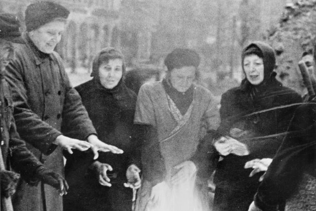 Trümmerfrauen se zahřívají u ohně během práce v zimě na přelomu let 1945 a 1946 | foto: Profimedia