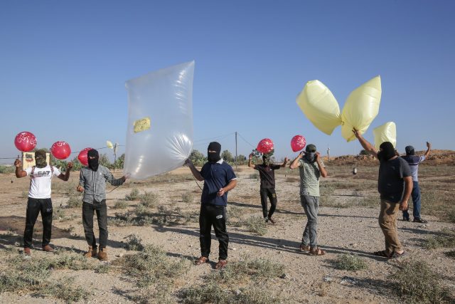 Palestinci posílají do Izraele zápalné balony | foto: Fotobanka Profimedia
