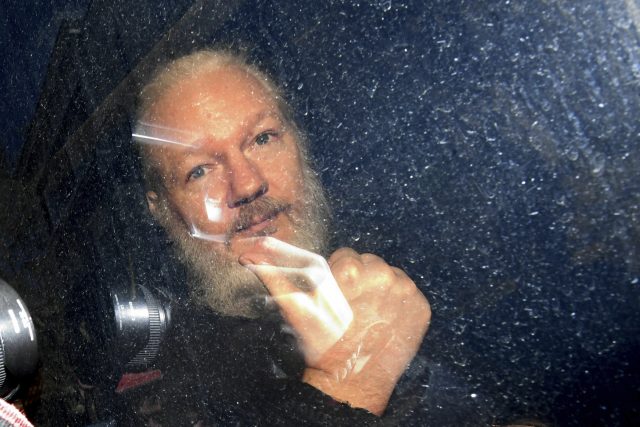 Assange nebyl vězeň,  a už vůbec ne politický. Vybral si úkryt na velvyslanectví sám. Jeho druhou možností bylo vysvětlit vyšetřovatelům vlastní chování,  které přimělo dvě Švédky,  aby ho obvinily ze sexuálního útoku | foto: ČTK/AP/Victoria Jones