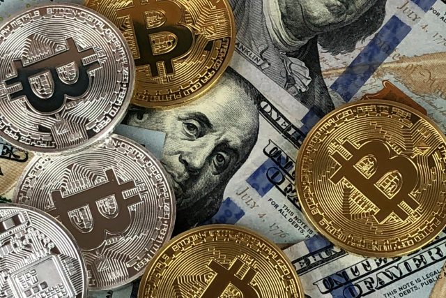 krypto peníze dollar měna bitcoin  |  | foto: Pexels,  Licence Pexels