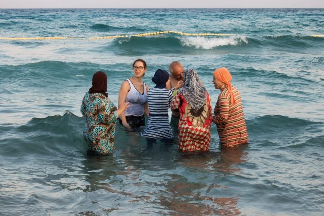 Muslimky nosí místo bikiny burkiny,  kombinézy zahalující celé tělo i tvář | foto: Fotobanka Profimedia