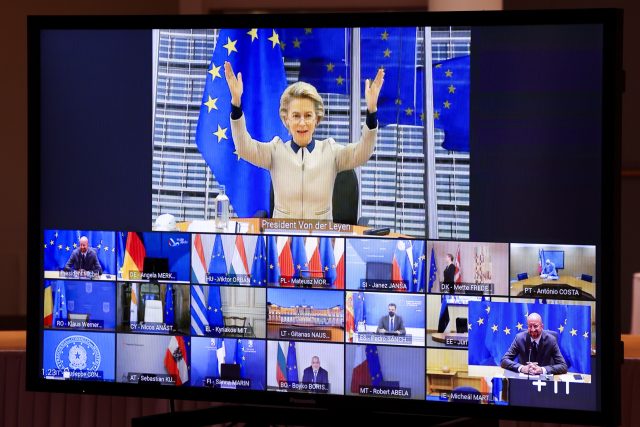 Předsedkyně Evropské komise Ursula von der Leyenová na videokonferenci k řešení sporu EU s Maďarskem a Polskem | foto:  Olivier Matthys,  ČTK/AP