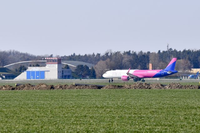 Letadlo společnosti Wizz Air v Pardubicích | foto: Honza Ptáček,  Český rozhlas