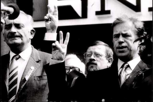 Daniel Kroupa na balkoně s Václavem Havlem v listopadu 1989  (uprostřed),  vlevo Dr. V. Šolc  | foto: Post Bellum