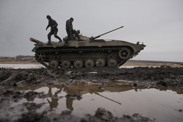 Podle amerického prezidenta Joea Bidena má Rusko u hranic s Ukrajinou na 150 tisíc vojáků a nadále platí,  že ji může kdykoliv napadnout  (ilustrační foto) | foto: Vadim Ghirda,  ČTK / AP