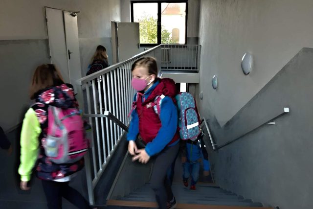 Po škole se děti pohybují v rouškách | foto: Šárka Škapiková,  Český rozhlas