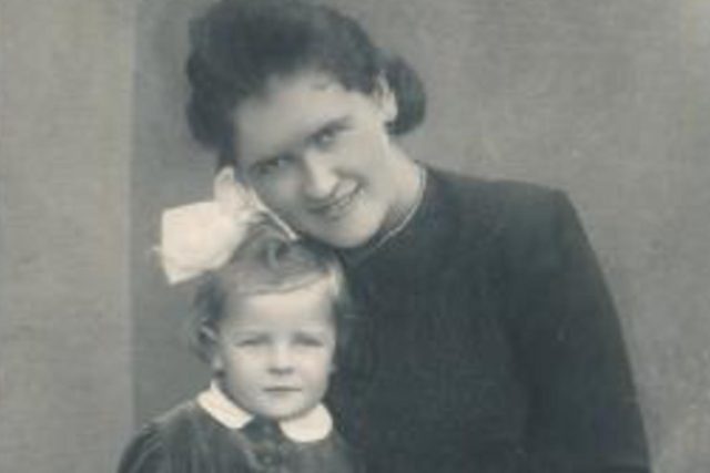 Alena Staňková s maminkou v roce 1942 | foto: Post Bellum