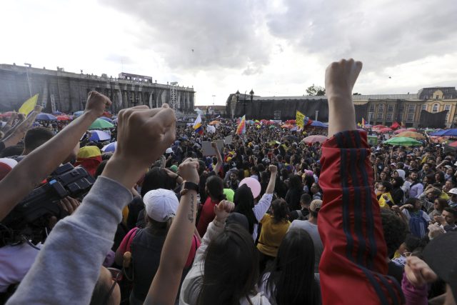 Stojí Rusko a jeho spojenci Kuba a Venezuela za vlnou nepokojů,  které zmítají Jižní Amerikou od Kolumbie až po Chile? Ekvádor a Bolívie po demonstracích ve svých zemích zakázaly vysílání ruské televize RT | foto: Fernando Vergara,  ČTK/AP