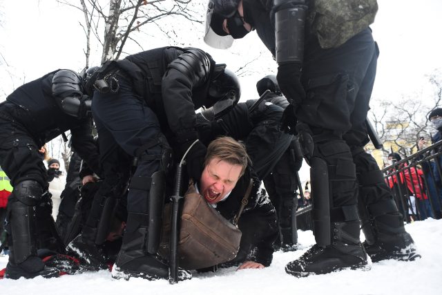 Protesty v Rusku proti zatčení Navalného  (Police detain a man during a rally in support of jailed opposition leader Alexei Navalny in Saint Petersburg on January 31,  2021) | foto: Fotobanka Profimedia