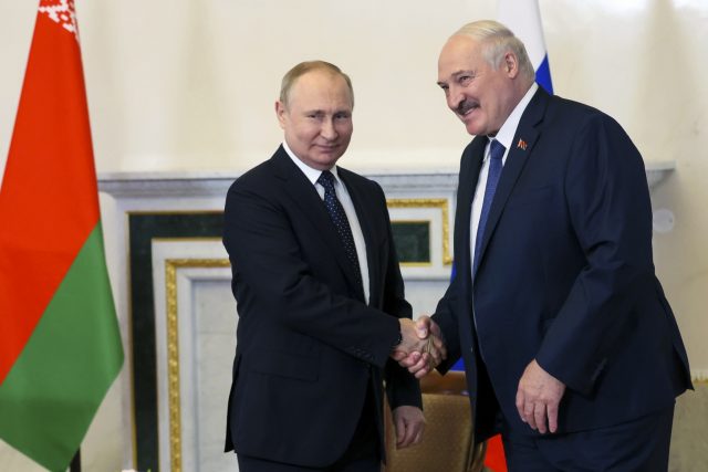 Ruský prezident Vladimir Putin a jeho běloruský protějšek Alexander Lukašenko během setkání v Petrohradu | foto: Mikhail Metzel,  ČTK / AP