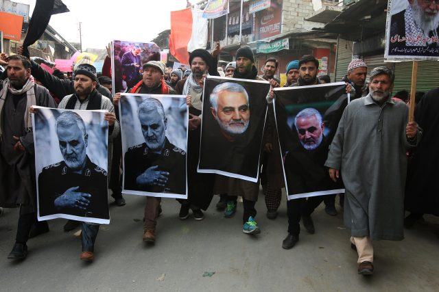 Šíitové v Kašmíru s portréty zabitého íránského generála Kásema Solejmáního | foto: Fotobanka Profimedia