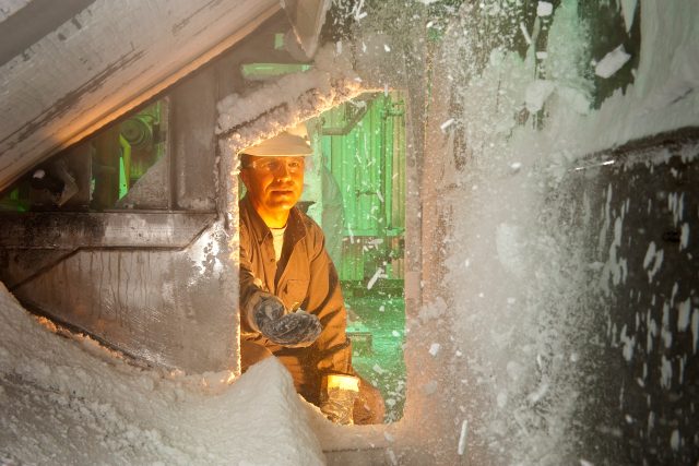 Proces zpracování cinvalditu je podle Kose velmi neekologický a technologicky nezvládnutý – dosud se prováděl jen v laboratorních podmínkách | foto: Fotobanka Profimedia