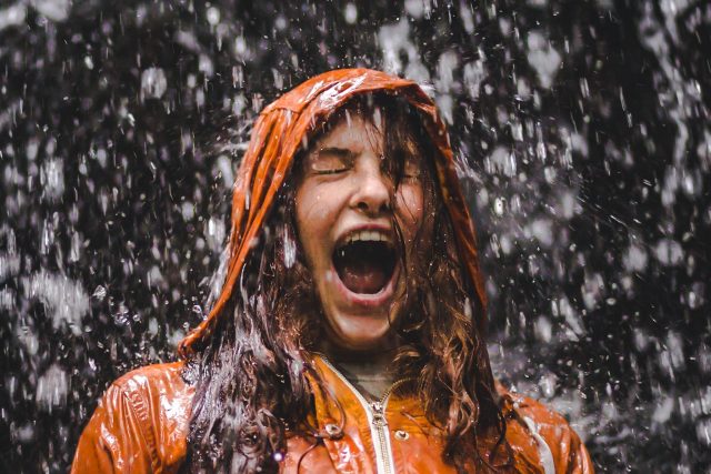 Dívka v dešti | foto: Gage Walker,  Fotobanka Unsplash