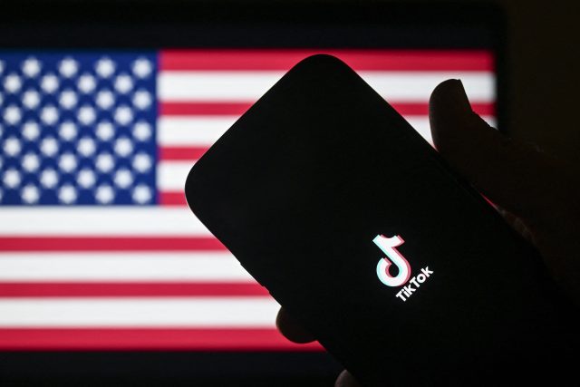 Už na sklonku loňského roku schválil americký Kongres zákaz používání TikToku na vládních telefonech. V poslední době se ale rozhořela debata o tom,  jestli není potřeba zajít v krocích proti aplikaci ještě dál  (ilustrační snímek) | foto: Profimedia