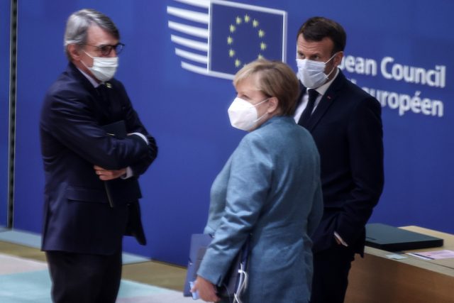 Vlevo šéf Evropského parlamentu David Sassoli,  německá kancléřka Angela Merkelová a francouzský prezident Emmanuel Macron | foto: Fotobanka Profimedia