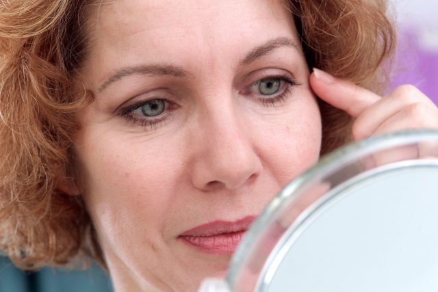 Vrásky,  žena,  stárnutí,  krása,  zrcadlo,  kosmetika,  ilustrační foto | foto: Fotobanka Profimedia