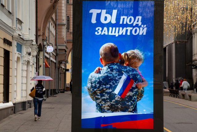 Nápis v Rusku ve volném přeložení ‚Jste pod ochranou‘ | foto: Profimedia
