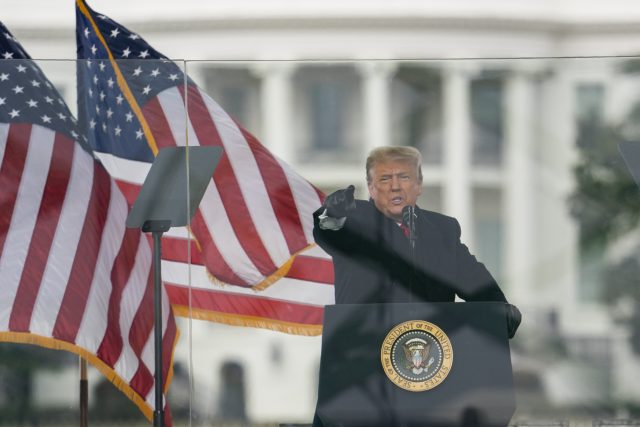 Donald Trump před davem,  který protestoval ve Washingtonu proti výsledkům prezidentských voleb | foto: Evan Vucci,  ČTK/AP
