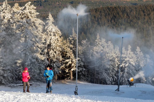 V lyžařském areálu na Klínovci začalo zasněžování sjezdovek | foto: Václav Šlauf,  MAFRA / Profimedia