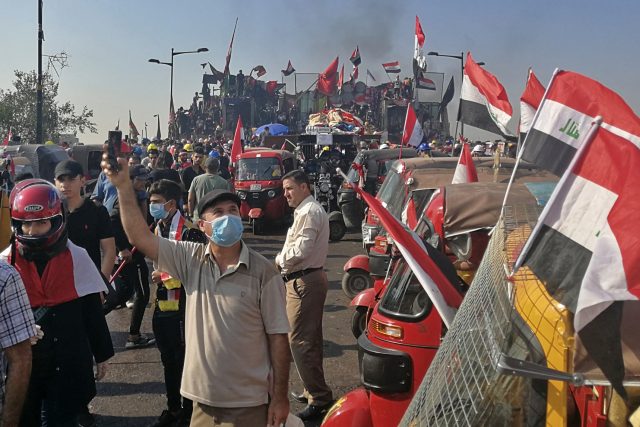 Desetitisíce lidí,  často mladých a nezaměstnaných,  už řadu dní protestují v metropolích Iráku a Libanonu na spontánních protivládních shromážděních | foto: Khalid Mohammed,  ČTK/AP